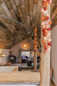 - un salon avec un plafond en bois dans l'établissement Time - Out Genoelselderen, à Riemst