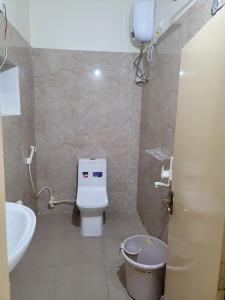 un piccolo bagno con servizi igienici e lavandino di Hotel Deepak Retreat a Gudivāda