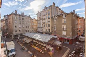 una vista aérea de una calle de la ciudad con edificios en Chambre privée en hyper-centre de Grenoble, en Grenoble