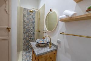 een badkamer met een wastafel en een spiegel bij Riad El Marah in Marrakesh