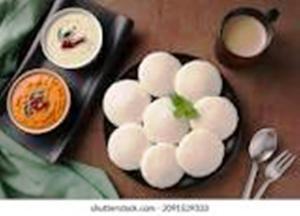 une assiette de denrées alimentaires contenant des œufs sur une table dans l'établissement Loreal Luxury Holiday villa, à Ambalavayal