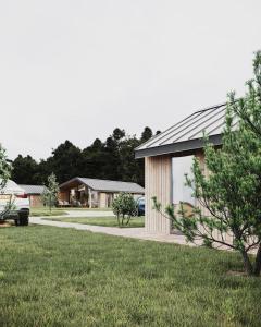 una casa con una gran ventana en un patio en The Valley x Wilsum en Wilsum