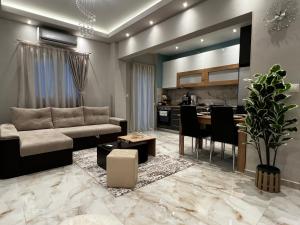 un soggiorno con divano e tavolo di Diamond a Salonicco