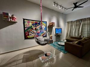 sala de estar con sofá y espejo en B1610 Austin Height Crayon shin chan Home By Stay, en Johor Bahru