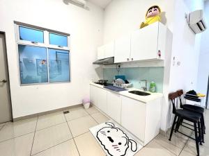 una cocina con un personaje de dibujos animados pintado en el suelo en B1610 Austin Height Crayon shin chan Home By Stay, en Johor Bahru
