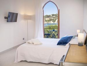 a bedroom with a bed and a large window at Le Tartane B&b Guidaloca in Castellammare del Golfo