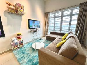 sala de estar con sofá y mesa de cristal en B1610 Austin Height Crayon shin chan Home By Stay, en Johor Bahru