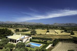 een luchtzicht op een huis met een zwembad bij Villa AUBELLONS in Alcudia
