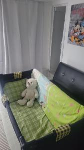 ein Teddybär auf einem Bett in der Unterkunft Sweet Home by Schonnebeck in Essen