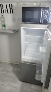 einem leeren Kühlschrank mit offener Tür in der Küche in der Unterkunft Sweet Home by Schonnebeck in Essen