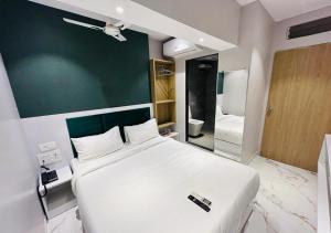 Postel nebo postele na pokoji v ubytování Grand Dyad Hotel - Near Kokilaben Hospital Andheri West
