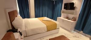 Postel nebo postele na pokoji v ubytování Grand Dyad Hotel - Near Kokilaben Hospital Andheri West