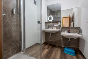 a bathroom with two sinks and a shower at Familotel Mein Krug in Warmensteinach