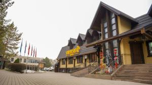 アルマトイにあるSaraishyq Hotelの通りに面した看板のある建物