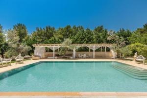 a large swimming pool with a gazebo at Masseria Cucuruzza Boutique Hotel in Felline