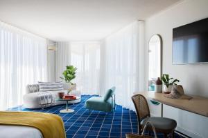 TV a/nebo společenská místnost v ubytování Home Suite Hotels Sea Point