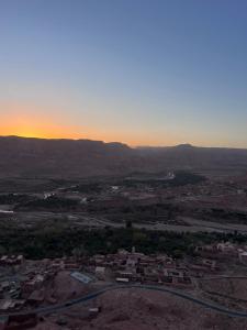 - une vue aérienne sur une ville au coucher du soleil dans l'établissement Kasbah Tigmi El Janoub, à Aït Ben Haddou
