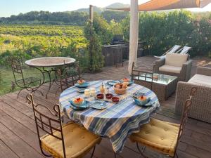 - une table avec un plateau bleu de nourriture sur une terrasse dans l'établissement Côté Dentelles, à Vacqueyras