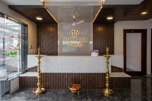 un vestíbulo de un hotel con torres parkayanayan en PARKKAVAN TOWERS, en Tiruchchirāppalli