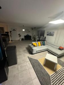 ein Wohnzimmer mit einem Sofa und einem Tisch in der Unterkunft Villa de vacances avec piscine privative chauffée in Saint-Maime