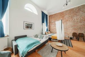 sala de estar con cama y pared de ladrillo en 117 m² Near Nussdorferstrasse en Viena