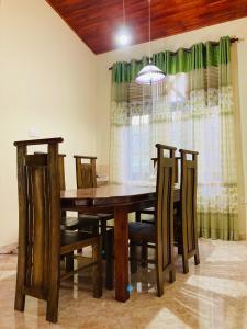 - une table à manger en bois et des chaises dans l'établissement Luxe Living, 