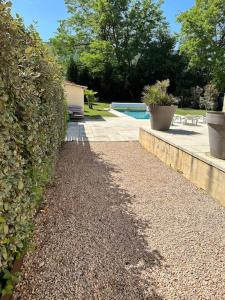 ein Schatten einer Hecke neben einem Pool in der Unterkunft Villa de vacances avec piscine privative chauffée in Saint-Maime