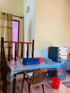 - une table avec un comptoir bleu dans la cuisine dans l'établissement Luxe Living, 