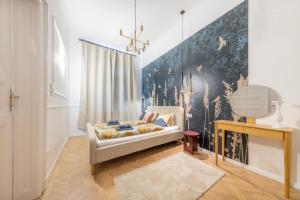 een woonkamer met een bank en een schilderij aan de muur bij Sass Glamour Apartment Next To St Stephen Basilica in Boedapest
