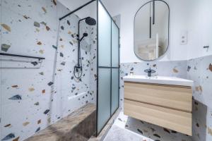 een badkamer met een douche en een wastafel bij Sass Glamour Apartment Next To St Stephen Basilica in Boedapest
