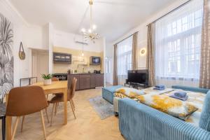 een woonkamer met een bed en een eetkamer bij Sass Glamour Apartment Next To St Stephen Basilica in Boedapest
