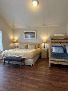 Postel nebo postele na pokoji v ubytování Gearhart Lakefront Vacation Rental