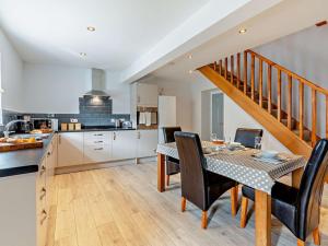 a kitchen and dining room with a table and chairs at 2 Bed in Northallerton 90795 in Great Langton