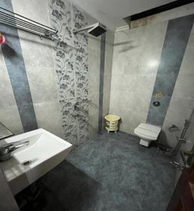 Ett badrum på HOTEL ANAND