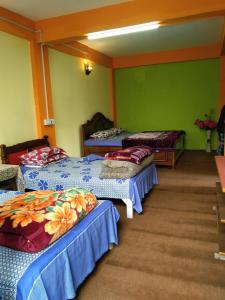 Giường trong phòng chung tại Yolmoo Homestay