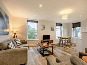 una sala de estar con un sofá y una mesa en 2 Bed in Woolacombe 90798, en Mortehoe