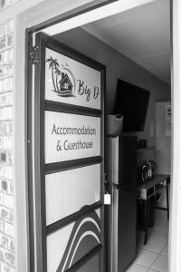 Northam的住宿－Big D Accommodation & guesthouse，通往厨房的大门,厨房上设有冰箱标志