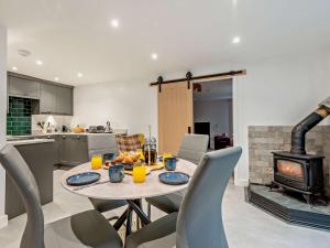 cocina y comedor con mesa y chimenea en 2 Bed in Maryport 91132, en Dearham