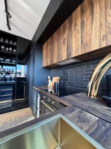 una cucina con armadi in legno e piano di lavoro di Karmen Luxury Apartments Borik a Zara (Zadar)