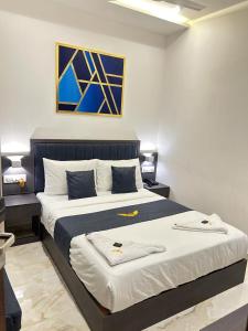 um quarto com uma cama com duas toalhas em MIG SUITES em Mumbai
