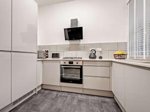 Een keuken of kitchenette bij 1 Bed in Allonby 91113