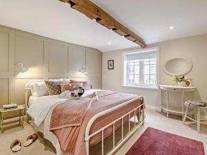 een slaapkamer met een groot bed en een raam bij 2 Bed in Sheriff Hutton 90906 in Sheriff Hutton