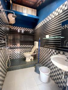 La salle de bains est pourvue de toilettes et d'un lavabo. dans l'établissement Moradia dos Quadros, à Divar