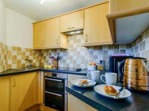 una cocina con dos platos de comida en una barra en 1 Bed in Holmfirth 91106, en Cartworth