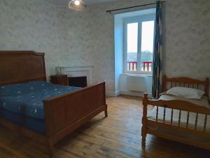 um quarto com 2 camas e uma janela em Grande maison 7 chambres em Cheylade