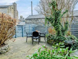 un patio con mesa y sillas en un jardín en 2 Bed in Bakewell 91038, en Bakewell
