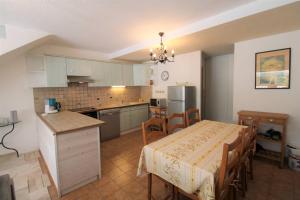 uma cozinha com uma mesa e uma sala de jantar em GASREM - Golfe de St-Tropez - Mazet dans domaine avec piscine et tennis em Gassin