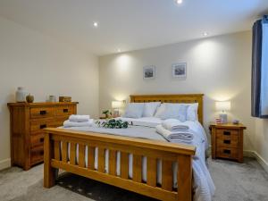 a bedroom with a large bed with white sheets at 1 Bed in Castle Cary 91185 in Castle Cary
