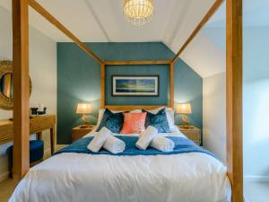 Krevet ili kreveti u jedinici u objektu 3 Bed in Lulworth Cove 91198