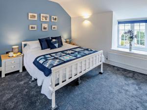 1 dormitorio con cama blanca y ventana en 1 Bed in Llangollen 91040 en Llangollen